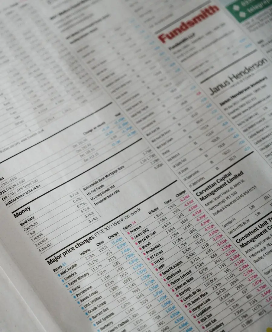 Hoja impresa llena de filas de números y precios, difícil de leer